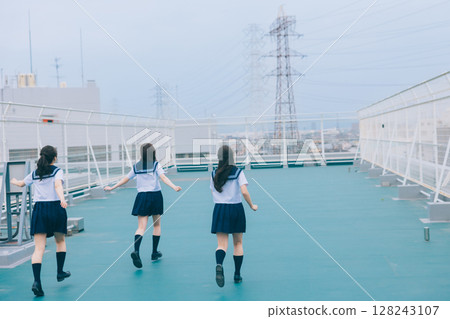 跑在屋頂的高中女孩 128243107
