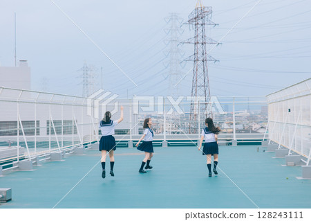 High school girl running on the roof 128243111