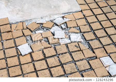 室外通道：磁磚損壞 128243296