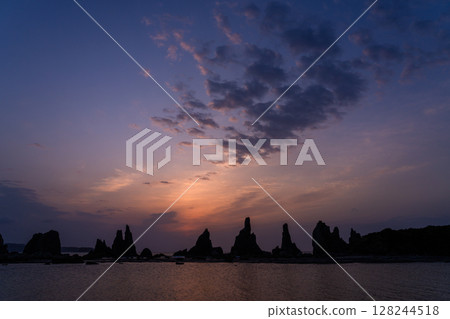 <Wakayama Prefecture> Dawn at Hashiguiiwa 128244518