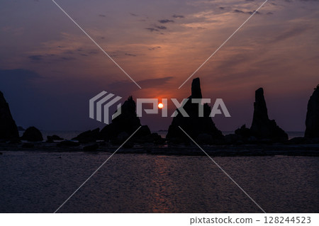 <Wakayama Prefecture> Dawn at Hashiguiiwa <Wakayama Prefecture> Dawn at Hashiguiiwa 128244523