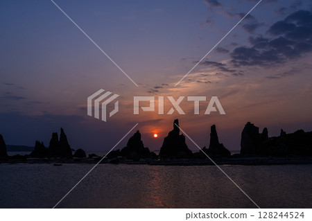 <Wakayama Prefecture> Dawn at Hashiguiiwa 128244524