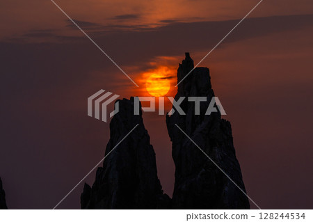 <Wakayama Prefecture> Dawn at Hashiguiiwa 128244534