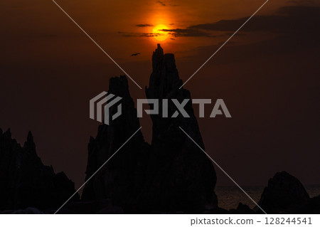 <Wakayama Prefecture> Dawn at Hashiguiiwa 128244541