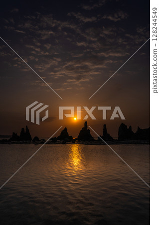 <Wakayama Prefecture> Dawn at Hashiguiiwa <Wakayama Prefecture> Dawn at Hashiguiiwa 128244549