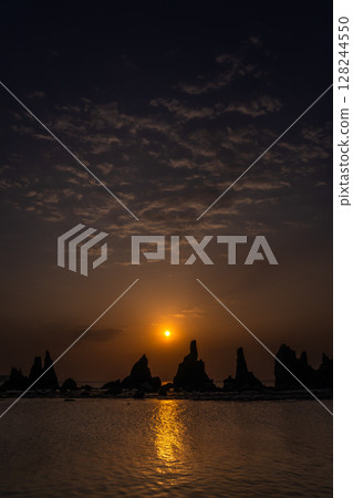 <Wakayama Prefecture> Dawn at Hashiguiiwa <Wakayama Prefecture> Dawn at Hashiguiiwa 128244550