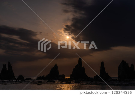 <Wakayama Prefecture> Dawn at Hashiguiiwa 128244556