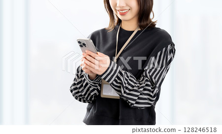 使用智慧型手機的微笑的女人/女商人 使用智慧型手機的微笑的女人/女商人 128246518