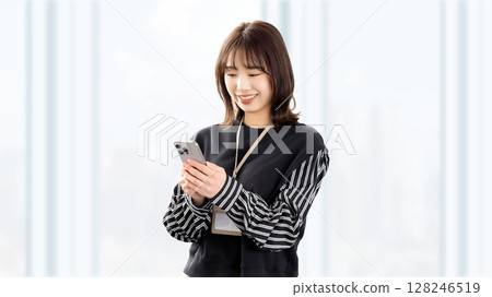 使用智慧型手機的微笑的女人/女商人 128246519