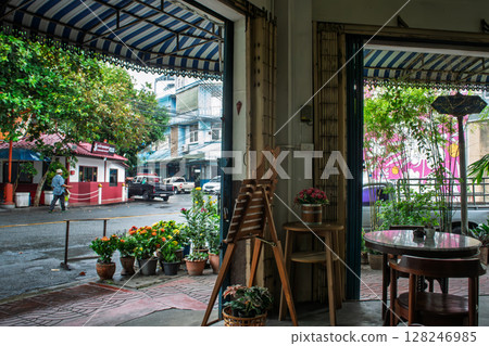 從復古咖啡館欣賞城市景觀 從復古咖啡館欣賞城市景觀 128246985