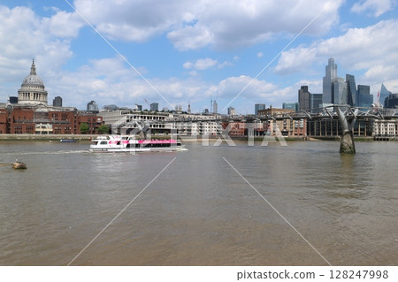 The Thames River in London 128247998