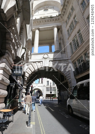 London backstreets and arches 128248405