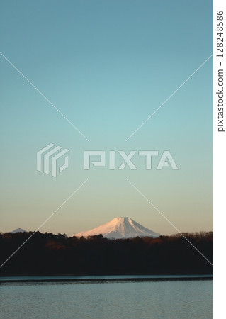 清晨陽光下,多摩湖上可見的富士山(一月) 清晨陽光下,多摩湖上可見的富士山(一月) 128248586