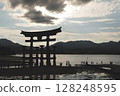 The floating torii gate of Itsukushima Shrine, Hiroshima Prefecture 128248595