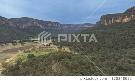 The old oil shale town of Glen Davis in Capertee Valley in Australia 128248633