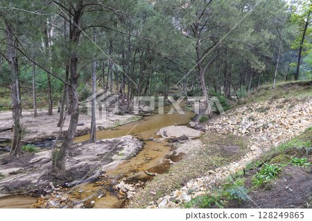 The Capertee River running at low levels in the Wollemi National Park 128249865