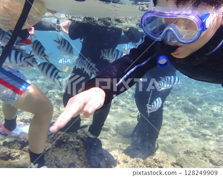 孩子們在沖繩體驗浮潛 128249909