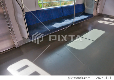 車廂門武藏野線205系快速列車北府中月月台 車廂門武藏野線205系快速列車北府中月月台 128250121