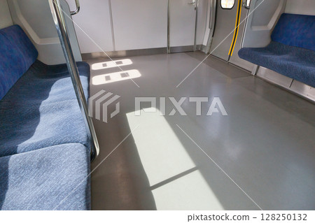 車廂門武藏野線205系快速列車北府中月月台 車廂門武藏野線205系快速列車北府中月月台 128250132