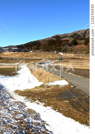 Roadside station Tono Kaze no Oka and the Kamaishi Line as seen from the rice paddy fields of Tono Roadside station Tono Kaze no Oka and the Kamaishi Line as seen from the rice paddy fields of Tono 128250430