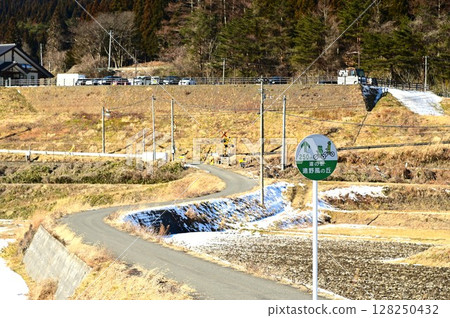 從遠野的稻田裡眺望道場站遠野風之丘和釜石線 從遠野的稻田裡眺望道場站遠野風之丘和釜石線 128250432