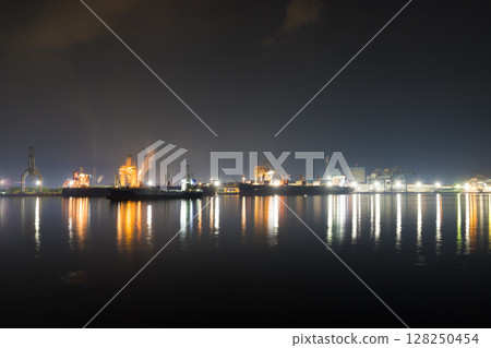 工廠夜景與海面倒影(大分縣大分市) 工廠夜景與海面倒影(大分縣大分市) 128250454