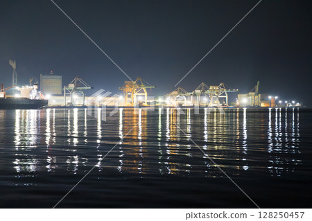 工廠夜景與海面倒影（大分縣大分市） 128250457