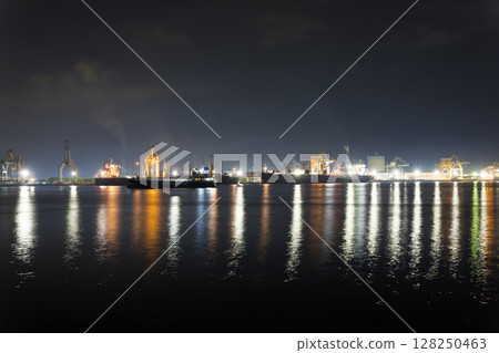 工廠夜景與海面倒影（大分縣大分市） 128250463