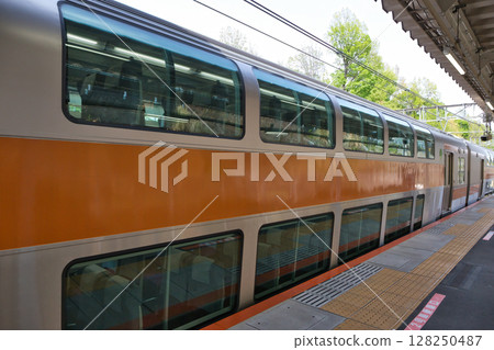 中央線快速列車綠色車廂月台 中央線快速列車綠色車廂月台 128250487