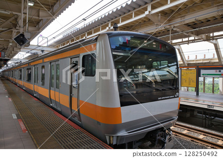 中央線快速列車綠色車廂月台 128250492