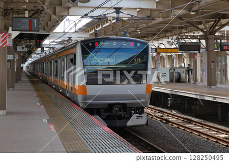 中央線快速列車綠色車廂月台 128250495