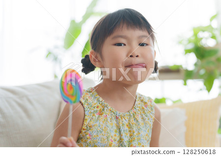 孩子吃糖果 128250618