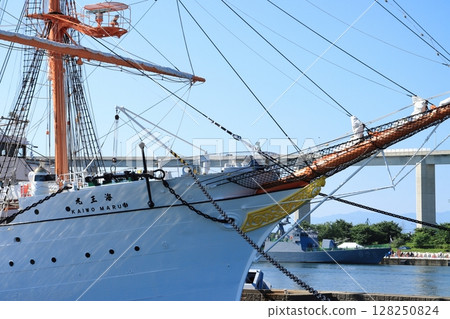 [Imizu City, Toyama Prefecture] The Lady of the Sea "Kaiwomaru" and Shinminato Bridge stand quietly under the blue sky 128250824