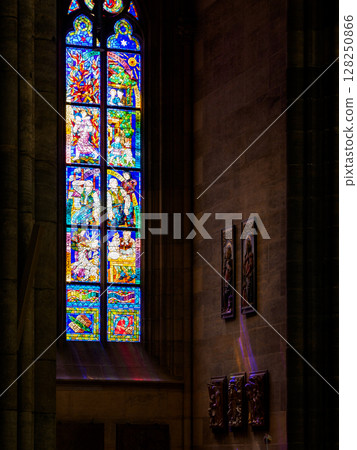 聖維杜大教堂的彩色玻璃 128250866
