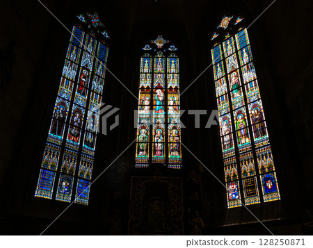 聖維杜大教堂的彩色玻璃 聖維杜大教堂的彩色玻璃 128250871