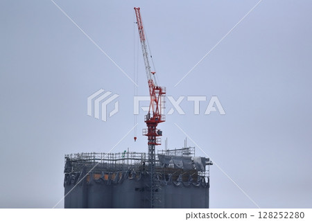 一台起重機在建築工地的形象 128252280