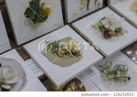 Exhibition and sale of interior decoration using dried flowers Exhibition and sale of interior decoration using dried flowers 128252652