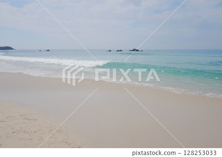 Beautiful sandy beach 128253033