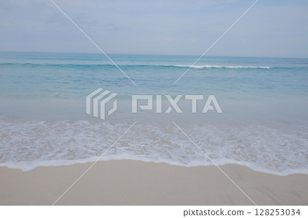 在邊緣的白色沙灘 128253034