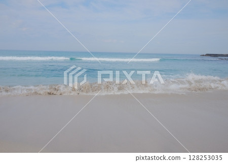 海浪拍打著海灘 128253035