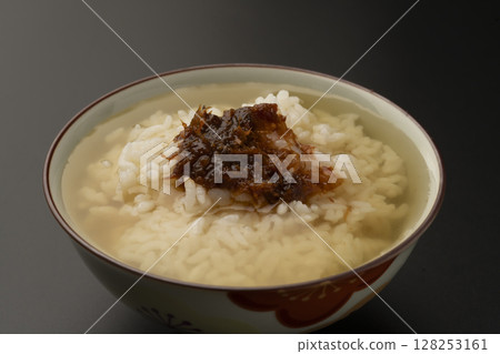 冷高湯茶泡飯，在黑色背景下倒入冷高湯 128253161