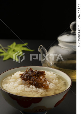Cold dashi chazuke with cold dashi broth poured over it on a black background Cold dashi chazuke with cold dashi broth poured over it on a black background 128253167