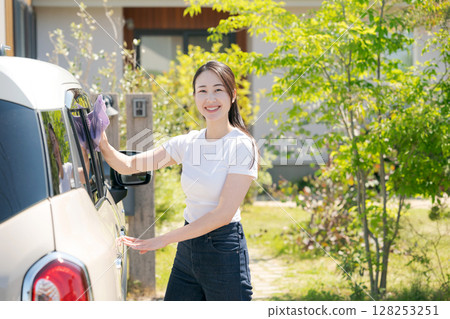 清洗汽車的女人 128253251