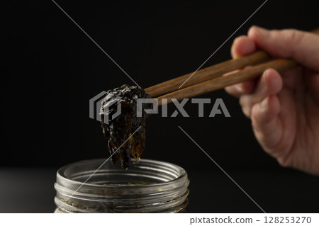 用筷子把佃煮海苔從罐子裡夾出來 128253270