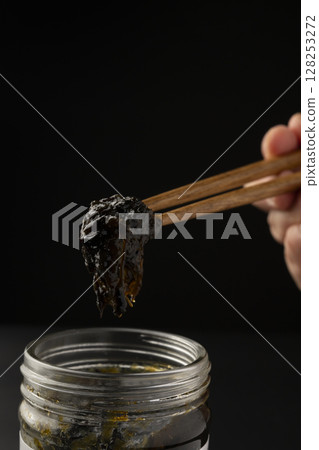 用筷子把佃煮海苔從罐子裡夾出來 128253272