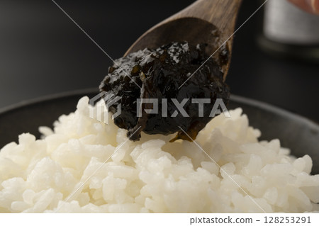 Place the boiled seaweed on top of freshly cooked rice Place the boiled seaweed on top of freshly cooked rice 128253291
