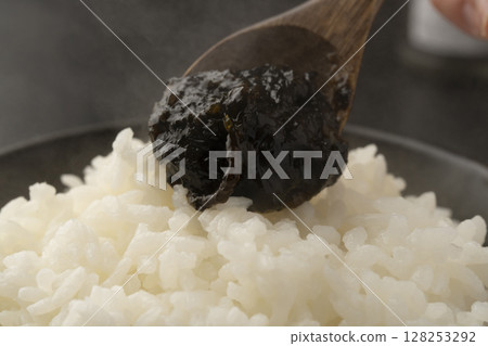 將煮好的海藻放在剛煮好的米飯上 128253292