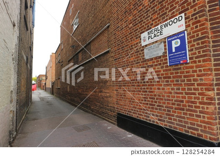 London's narrow streets 128254284