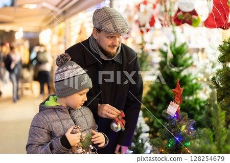 Father and son at the Christmas market 128254679