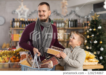 Son and dad choose sweets Son and dad choose sweets 128254867